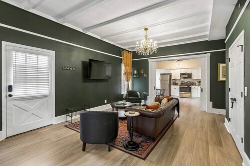 Wrenwood Manor | Walk to Marietta Square