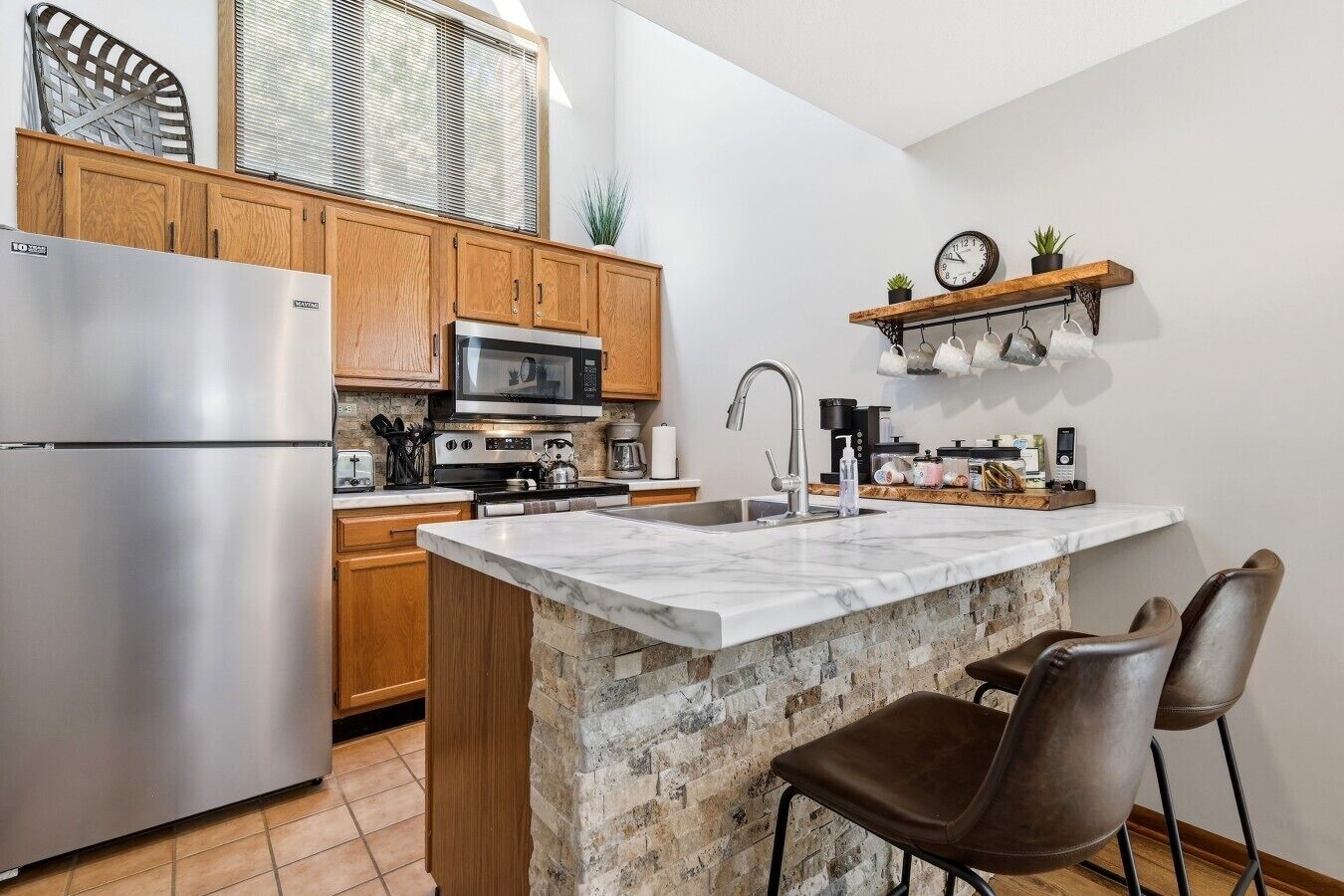Coffee/tea maker, fridge, microwave, oven