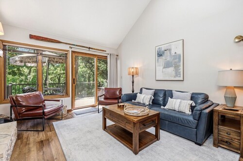 Secluded Townhome 15 min from Downtown