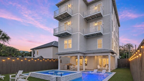 Vibrant Seas By Avantstay Sleeps 44 + Spa + Pool Game Room + Bikes Short Walk To Beach - Miramar Beach, FL