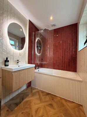 Een douche, een haardroger, handdoeken, zeep