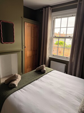 Iron/ironing board, WiFi, bed sheets - St John’s Central Canterbury Cottage (Canterbury)