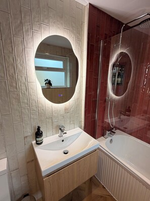 Shower, hair dryer, towels, soap - St John’s Central Canterbury Cottage (Canterbury)