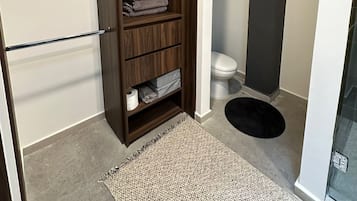 Familienapartment | Badezimmer | Haartrockner, Handtücher, Seife, Shampoo