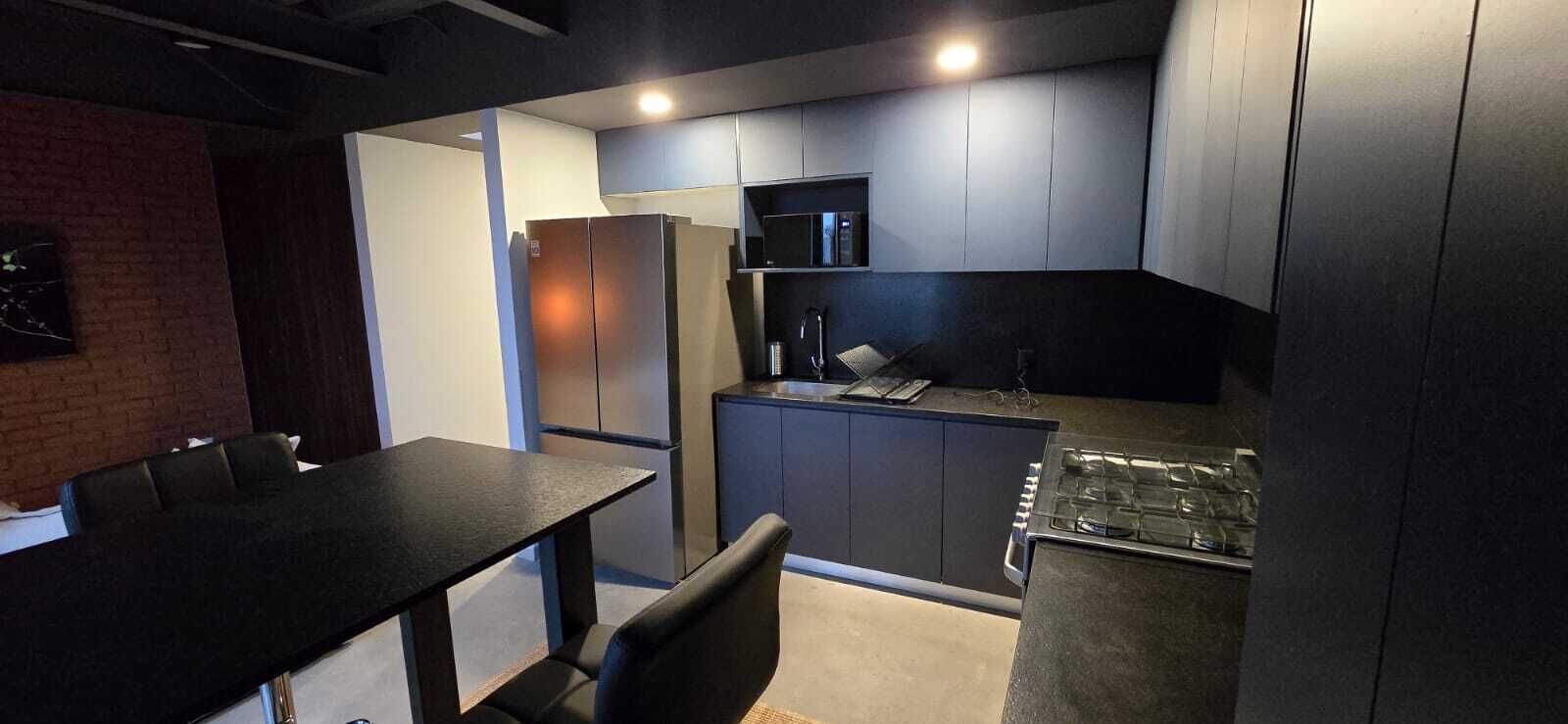 Departamento familiar | Cocina privada | Refrigerador, microondas, parrilla de estufa y utensilios de cocina 