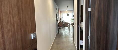Appartement, 2 chambres | Coin séjour | TV connectée de 50 pouces avec chaînes numériques
