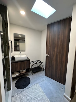 Family Apartment | Bathroom | Hair dryer, towels, soap, shampoo - Tradere (Zapopan)
