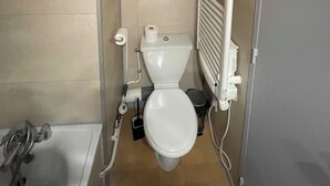 A compact bathroom with a toilet, bidet, and a small sink. - Studio with private bathroom for 4 people at the base of the gondola (Cauterets)