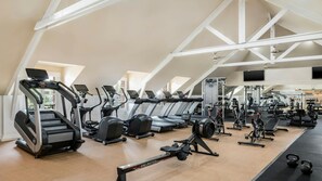Ein Fitnessraum mit Laufbändern, Ergometer und Krafttrainingsgeräten.