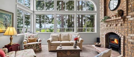 House (5 Bedrooms) | Interior
