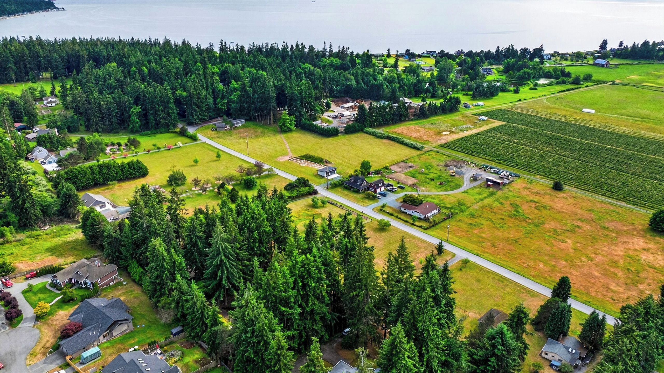 Vista aérea de una zona residencial con casas, caminos y campos.