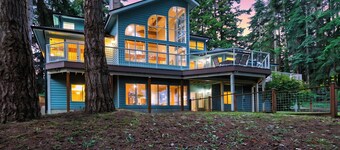 Cedar & Sound by Avantstay South Whidbey Retreat Water Views + Indoor Hot Tub + Fire Pit