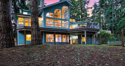 Cedar & Sound by Avantstay South Whidbey Retreat Water Views + Indoor Hot Tub + Fire Pit