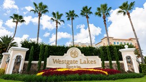 Skilt for Westgate Lakes Resort & Spa med palmer og en klar himmel i baggrunden.