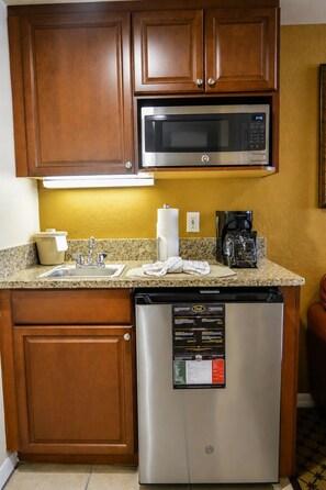 Fridge, microwave, coffee/tea maker, cookware/dishes/utensils - 5 minutes from 4 theme parks. Perfect for families, swimming pools, parks, and more! (Orlando)