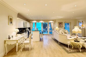 TV, fireplace - Luxury Garden Retreat | Panoramic View & Privacy Near Grouse Mountain Ski Resort (West Vancouver)