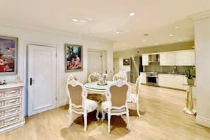 Dining - Luxury Garden Retreat | Panoramic View & Privacy Near Grouse Mountain Ski Resort (West Vancouver)