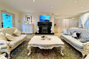 TV, fireplace - Luxury Garden Retreat | Panoramic View & Privacy Near Grouse Mountain Ski Resort (West Vancouver)