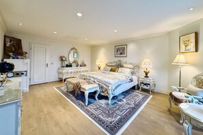 2 bedrooms, iron/ironing board, travel cot, free WiFi - Luxury Garden Retreat | Panoramic View & Privacy Near Grouse Mountain Ski Resort (West Vancouver)