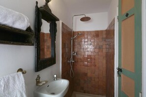 Kahden hengen standard-huone, patio | Kylpyhuone | Ilmaiset hygieniatuotteet, hiustenkuivaaja, pyyhkeet, saippua