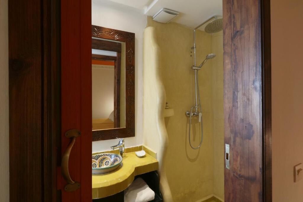 Chambre Double Standard, patio | Salle de bain | Articles de toilette gratuits, sèche-cheveux, serviettes fournies, savon