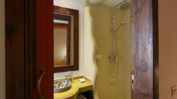 Chambre Double Standard, patio | Salle de bain | Articles de toilette gratuits, sĂšche-cheveux, serviettes fournies, savon