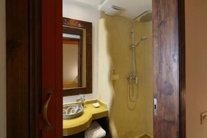Standard Double Room, Patio | Bathroom | Free toiletries, hair dryer, towels, soap - Riad Celia (Marrakesh)