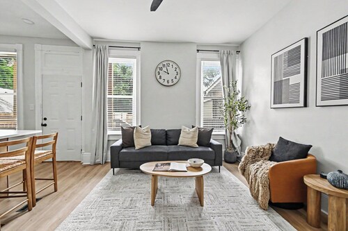Luxury 2-bedroom condo in "Best place to live" district of St. Louis