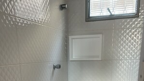 A small bathroom with a toilet, sink, and a window. - Pousada e Hostel Flórida  (São Carlos)