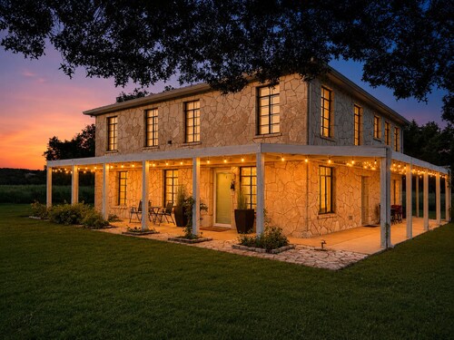 River House at Sleepy Hollow - Riverfront Retreat - Sleeps 14