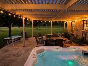 Outdoor dining - The River House at Sleepy Hollow - Sleeps 14 - Family Retreat (Ingram)