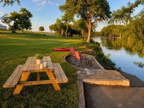 Outdoor dining - The River House at Sleepy Hollow - Sleeps 14 - Family Retreat (Ingram)