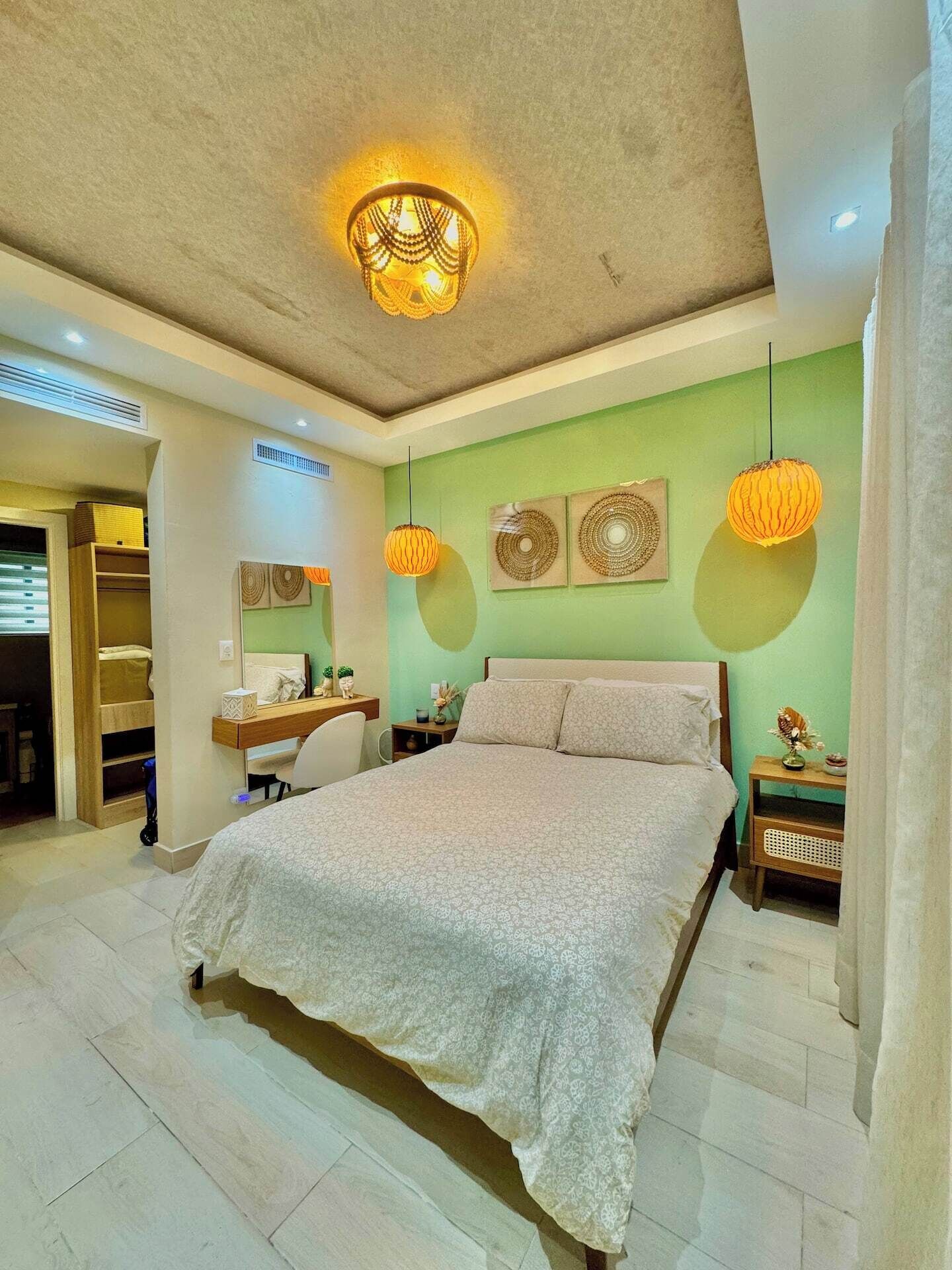 Une chambre à coucher avec un lit, un bureau et deux lampes fixées au mur.
