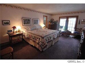 Iron/ironing board, WiFi, bed sheets - Peaceful secluded roomy lake house, beautiful location lovely waterfrontage (Skaneateles)