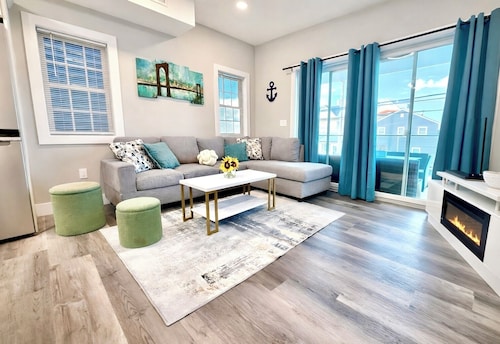 Modern Beach House,  Rooftop Deck & Ocean Views, Walk to Beach & Boardwalk