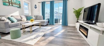 Modern Beach House,  Rooftop Deck & Ocean Views, Walk to Beach & Boardwalk