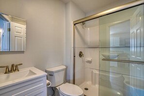 Haartrockner, Handtücher, Seife, Toilettenpapier