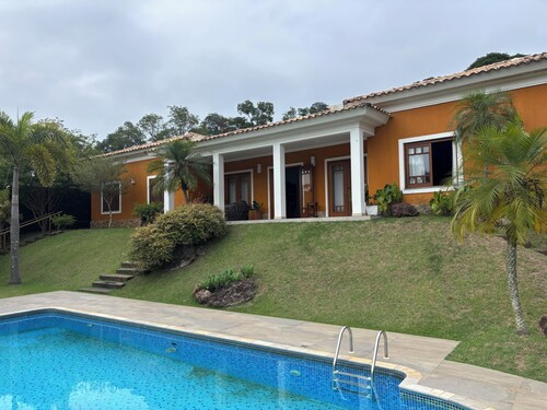 Beautiful and comfortable house with security in a gated community near São Paulo.