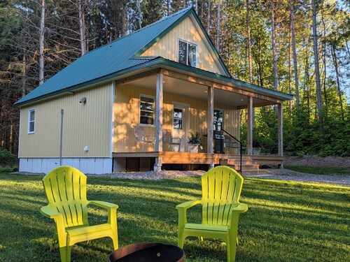 Cosy on-farm Cottage near Hardwood Lake. Fire pit, hiking trails, Beach nearby
