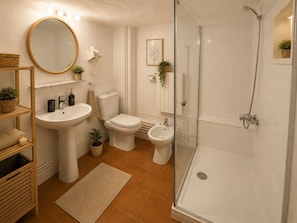 Een haardroger, handdoeken, zeep, toiletpapier