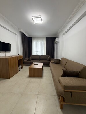 Basic-Vierbettzimmer, Meerblick | Wohnbereich