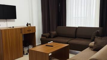 Basic Quadruple Room, Sea View | Living area