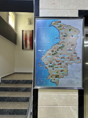 Mapa enmarcado de Turquía que destaca varias ciudades y puntos de interés.