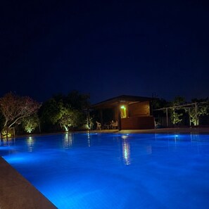 Una piscina al aire libre, camas de piscina gratis