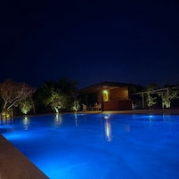 Piscina externa, funciona das 9h às 21h, barracas de cortesia