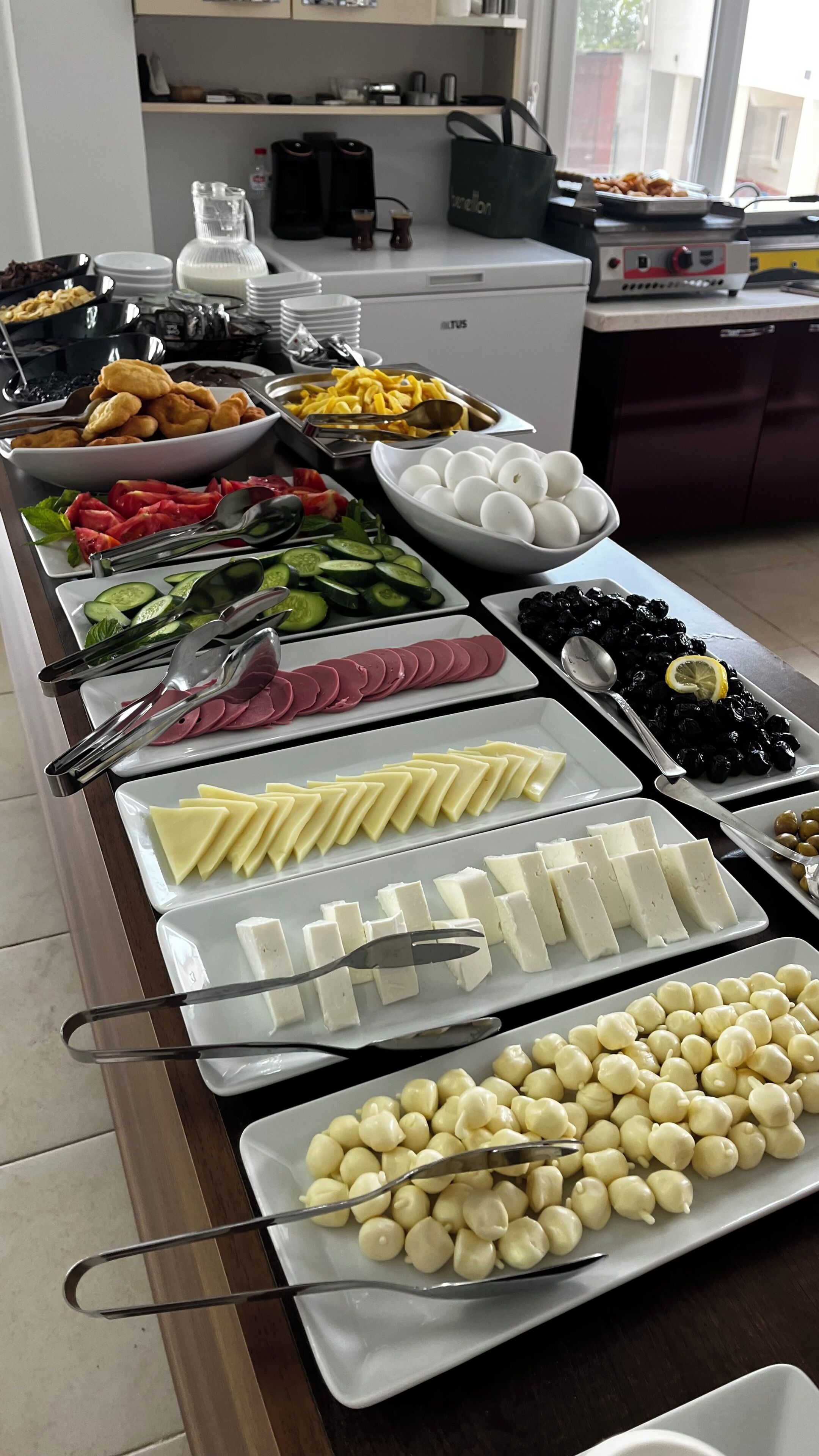 Ein Buffet mit verschiedenen Speisen, darunter Obst, Käse und Fleisch.
