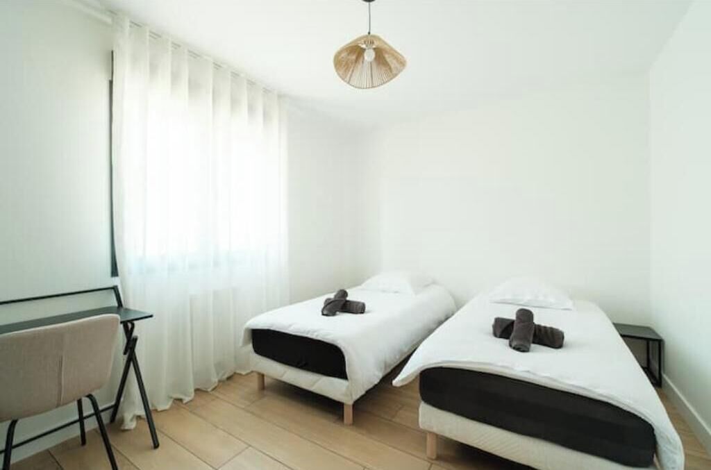 4 habitaciones, tabla de planchar con plancha, wifi y ropa de cama 
