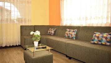 Appartement Familial, patio, vue montagne | Coin séjour