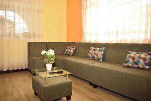 Apartamento família, varanda, vista para a montanha | Área de estar