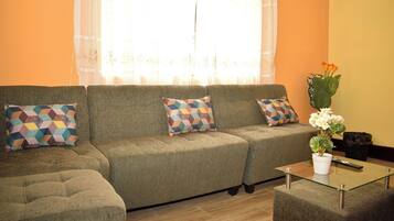 Familienapartment, Terrasse, Bergblick | Wohnbereich